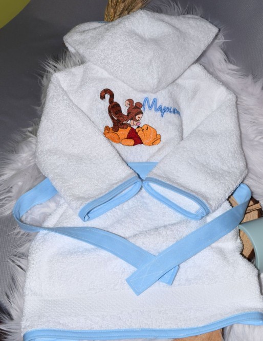 Peignoir bébé et enfant personnalisé avec capuche et motif de votre choix. Peignoir bébé et enfant personnalisé avec capuche et motif de votre choix.