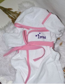Peignoir de bain personnalisé brodé au prénom de l'enfant.