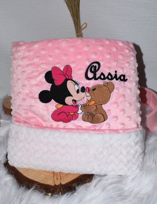 Couverture bébé personnalisée brodée avec prénom ou texte. Couverture bébé personnalisée brodée avec prénom ou texte.