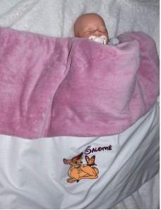 Couverture bébé personnalisée brodée avec prénom ou texte.
