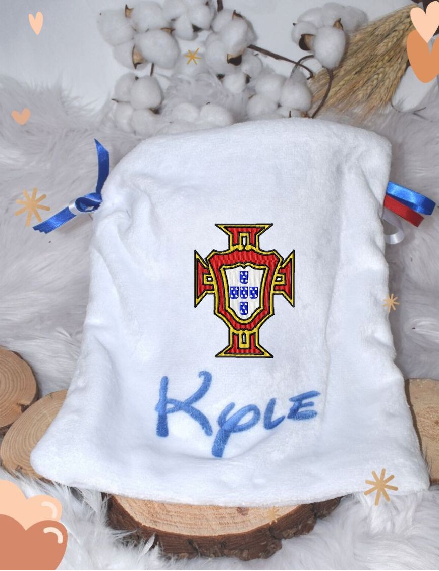 Doudou plat personnalisé pour bébé avec prénom et dessin imprimés. Une jolie idée de cadeau naissance, baptême ou baby shower.